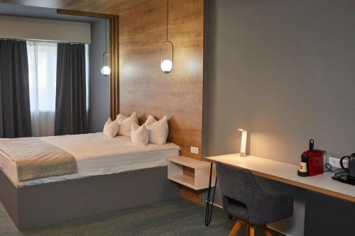 比斯特里察比斯特里察酒店的酒店客房配有一张床、一张书桌