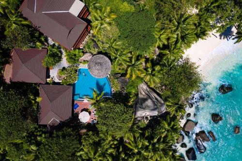 锡卢埃特岛塞舌尔拉布里兹希尔顿度假及Spa酒店的享有度假胜地和海洋的空中景致