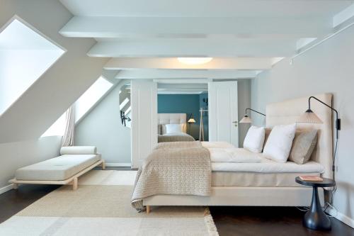 哥本哈根LUXURY Penthouse · Private Balcony · Heart of Copenhagen的白色卧室配有床和椅子