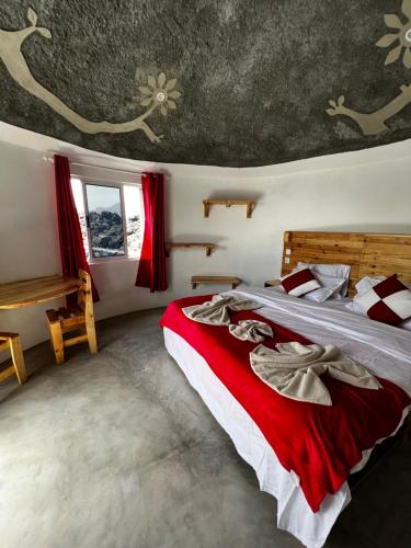 PortelaEcoFunco的一间卧室配有一张带红色床单的大床