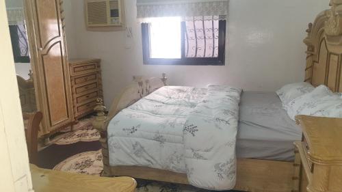 麦地那Madinah Anbariah的一间小卧室,配有床和窗户