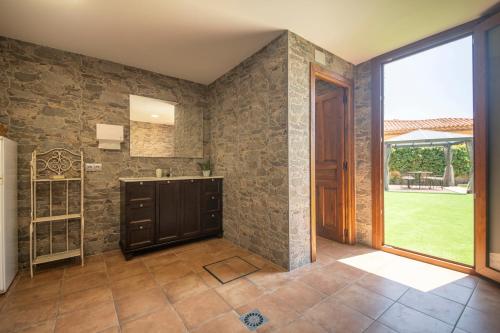 阿尔塔夫拉Habitaciones Villa Marcia Solo Adulto的一间带水槽和大窗户的浴室