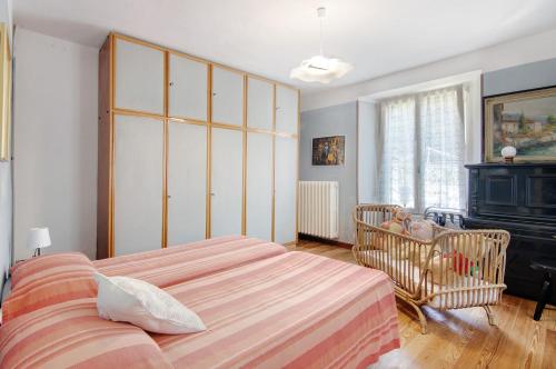 兰佐丁泰尔维Residenza ai Noci的一间卧室设有一张大床和一个壁炉