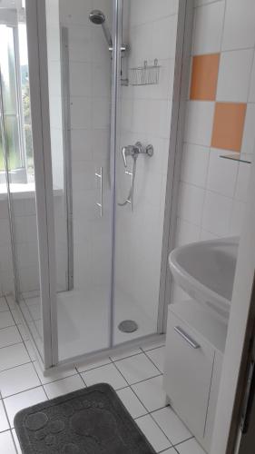 滨湖施图本贝格Ferienwohnung Ronja的带淋浴、卫生间和盥洗盆的浴室
