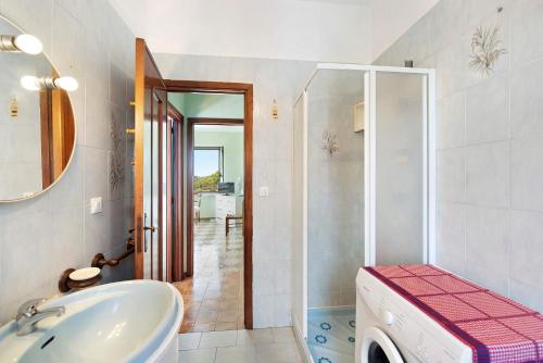 加维Casa Vera的浴室配有白色水槽和淋浴。