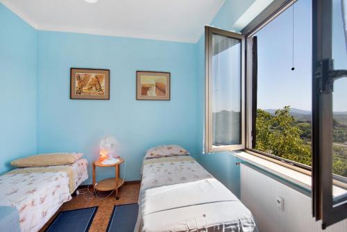 加维Casa Vera的客房设有两张床和大窗户。