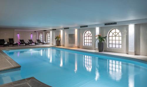 阿施精选布兰德萨奇广场酒店&SPA的在酒店房间的一个大型游泳池