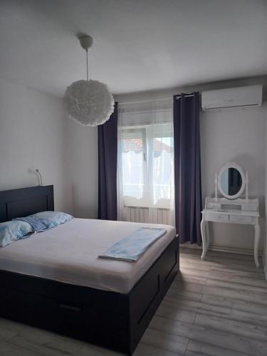 穆泰尔岛Apartmani Rameša的一间卧室设有一张大床和一个窗户。