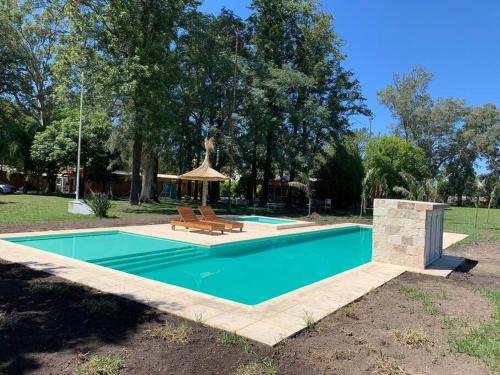 雷孔基斯塔Quinta Las Flores的一个带长凳和凉亭的游泳池