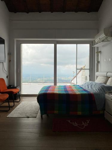 圣马力诺San Marino Skyline - Suite Olimpio的一间卧室设有一张床和一个大窗户