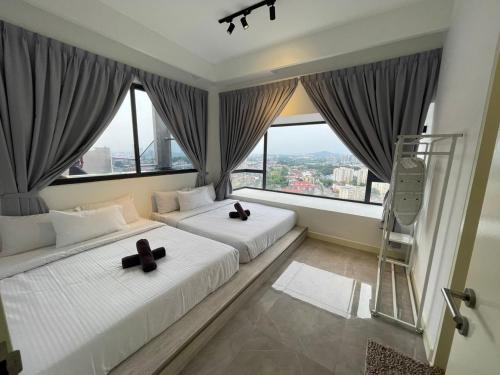 马六甲IMPERIO BY MICASA的带大窗户的客房内的两张床