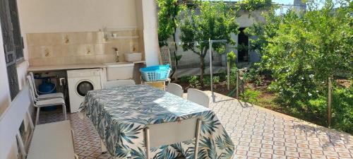 切萨雷奥港Villa Bouganville的一个带桌子和洗衣机的庭院