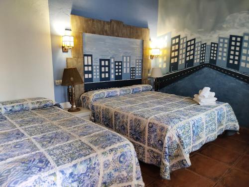 苏安塞斯Posada de Ongayo的一间酒店客房,房间内设有两张床