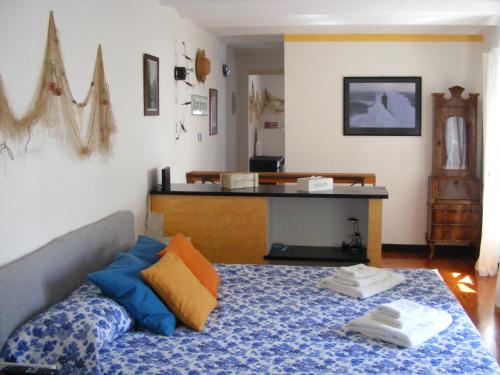 热那亚Dai Pescatori Nervi的客厅配有带枕头的床
