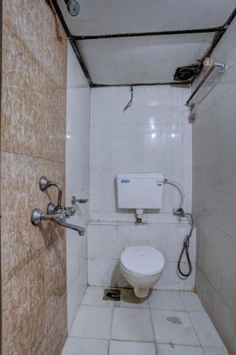 孟买Hotel Saini,Mumbai的一间位于客房内的白色卫生间的浴室
