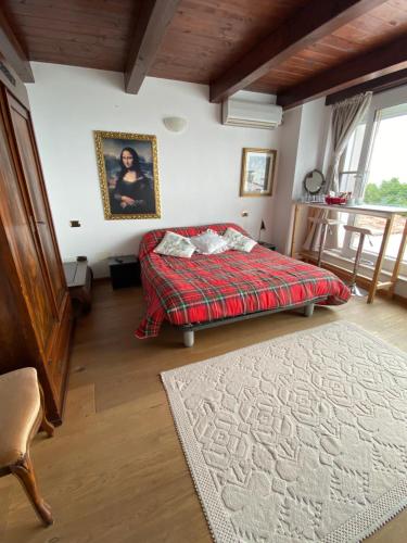 瓦拉爪贡San Marino Skyline - Dante的一间卧室配有一张床和地毯