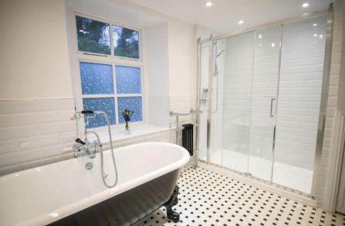 科尼斯顿Sawmill Cottage, Coniston Water的白色的浴室设有浴缸和淋浴。