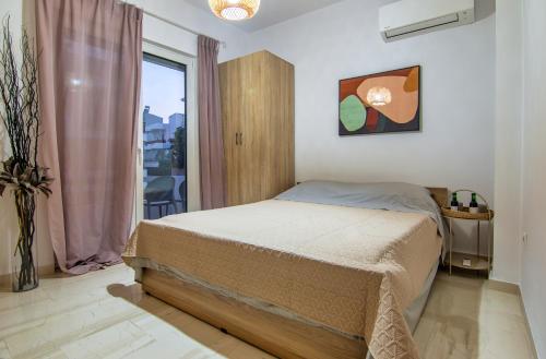 依克希亚Anali Apartment的一间卧室设有一张床和一个窗口