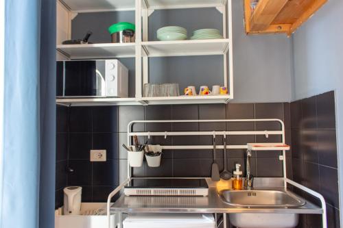 那不勒斯Sweet Sleep Studios的厨房配有水槽和台面