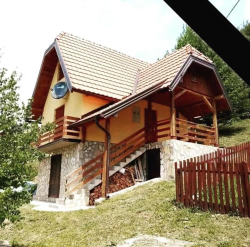 巴伊纳巴什塔Vila Mitrović的一座带木屋顶和围栏的房子