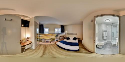 里昂公园酒店的大型客房设有一张床和一个步入式淋浴间。