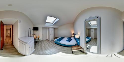 里昂公园酒店的配有床和镜子的大房间