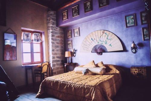 卡萨莱蒙费拉托泰努塔加里托住宿加早餐旅馆的一间卧室,卧室内配有一张大床