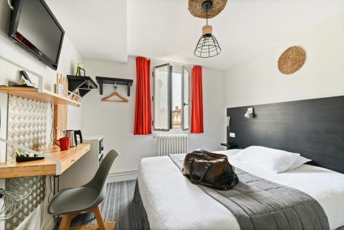 Trie sur Baise国际之家罗夫特酒店的配有一张床和一把椅子的酒店客房