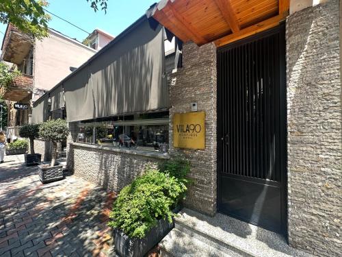 地拉那Vila 90 Boutique Hotel的建筑物一侧有标志的商店