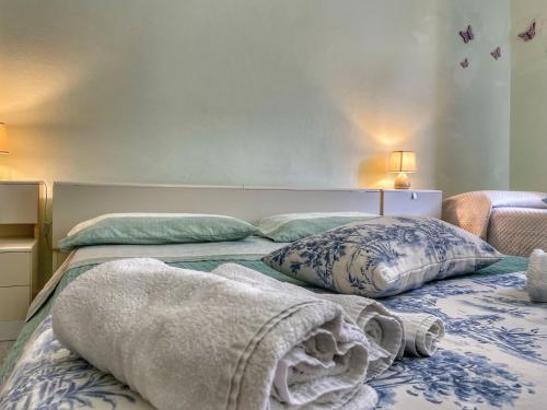 贡内萨Casa Nina的一间卧室配有两张带毛巾的床