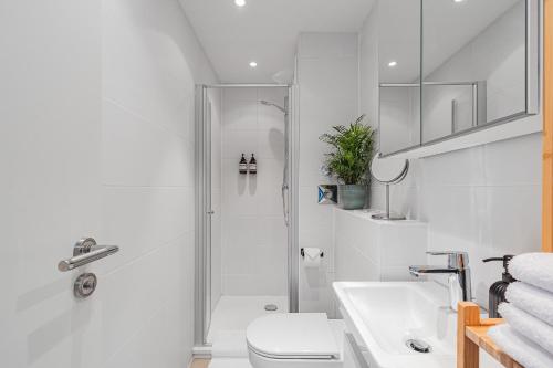 慕尼黑PRIME: Design Apartment für 4 - Zentrale Lage的带淋浴、卫生间和盥洗盆的浴室