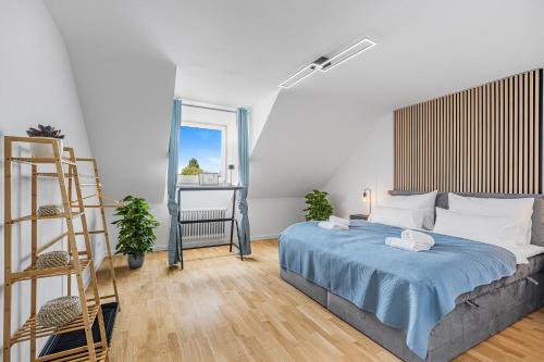 慕尼黑PRIME: Design Apartment für 4 - Zentrale Lage的一间卧室设有一张床和梯子