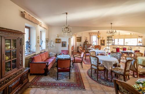 波波林Ranczo Mustafa的客厅配有家具和桌子。