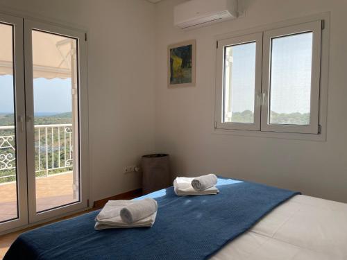 迈索尼Villa Valleyview Methoni的卧室 - 带2条毛巾和1张位于床上的阳台