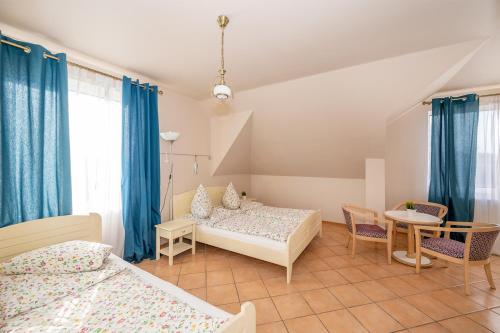 波波林Ranczo Mustafa的一间卧室配有两张床和一张桌子及椅子