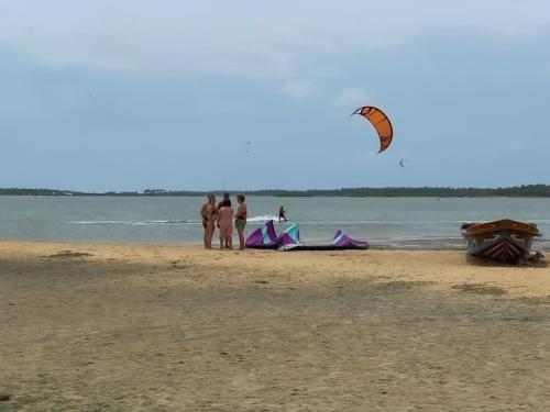 KandakuliThe Crab Beach Resort的一群在海滩上放风筝的人