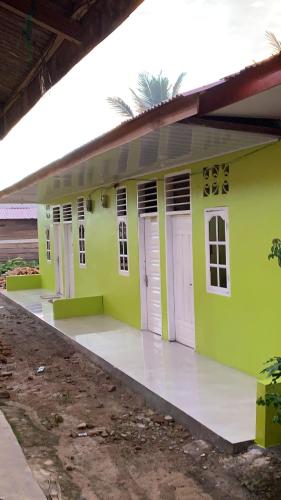 HalanganGabe Homestay的一座带白色门的小绿色房子