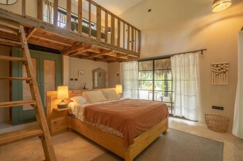 圣塔芭芭拉-山美纳La Colmena RD的一间卧室设有高架床和楼梯。