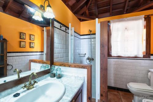 马佐Lightbooking La Morera Villa de Mazo con piscina的一间带水槽和卫生间的浴室