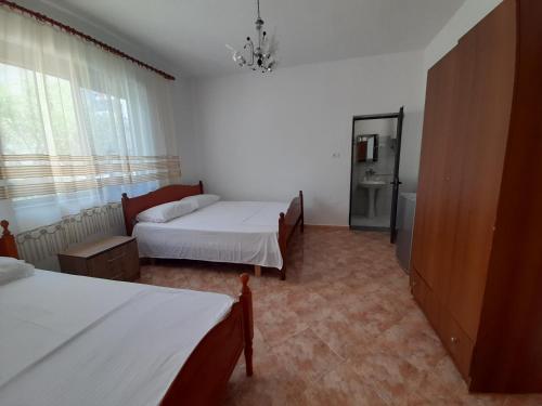 都拉斯Villa Kurti的酒店客房,设有两张床和一张沙发