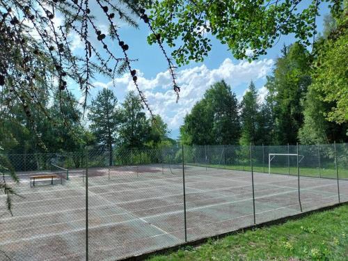 皮拉Ciel Bleu - Cir 0122的网球场,上面有网和长凳