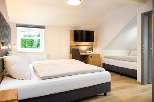 Holtlander NückeHotel Preyt -Self Check In-的酒店客房设有两张床和电视。