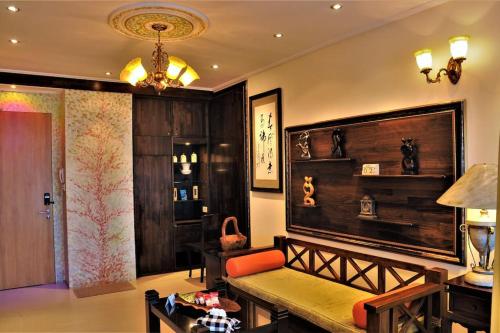 古晋Boutique Studio with exclusive views and amenities的客厅配有长凳和桌子