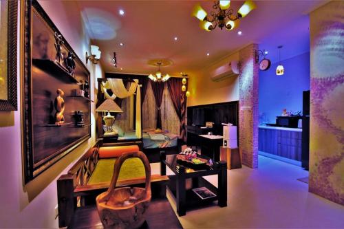 古晋Boutique Studio with exclusive views and amenities的一间带桌子的客厅和一间餐厅