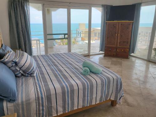 CuatunalcoHotel Luz de Mar ' right on the beach的一间卧室配有一张蓝色玩具的床