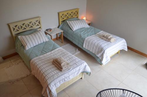 圣罗莎Camino a la Patagonia的一间卧室配有两张带毛巾的床