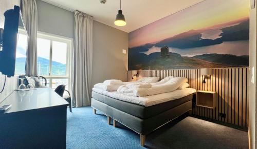 SandRyfylke Fjordhotel的一间卧室配有一张壁画床