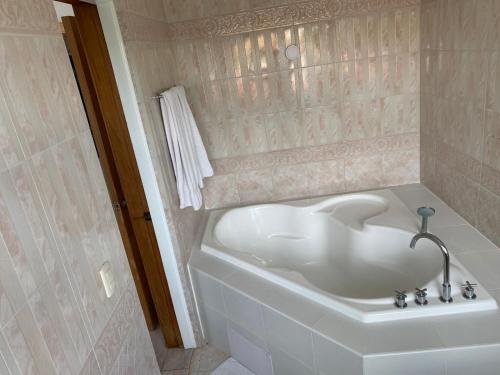 博卡奇卡Hotel Neptuno Refugio的浴室设有白色浴缸。