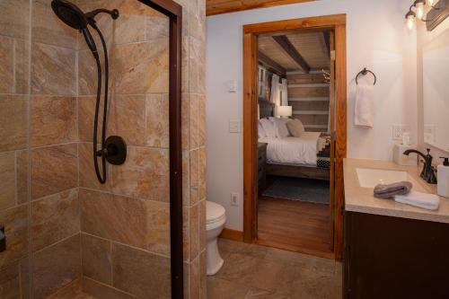 布恩Lovill House Inn的带淋浴和卫生间的浴室以及一间卧室。