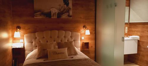 马尔什昂法梅讷Côté Cosy的卧室配有一张带两盏灯的墙壁床。